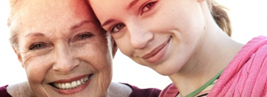 Foto di una donna matura accanto a una donna giovane. L’immagine illustra la storia di o.b.® e come abbiamo contribuito a migliorare la qualità della vita delle donne per oltre 60 anni.