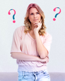 Foto di una donna dubbiosa con punti di domanda sullo sfondo. L’immagine illustra che è comune porsi molte domande sulle mestruazioni, alle quali o.b.® ha cercato di rispondere qui.